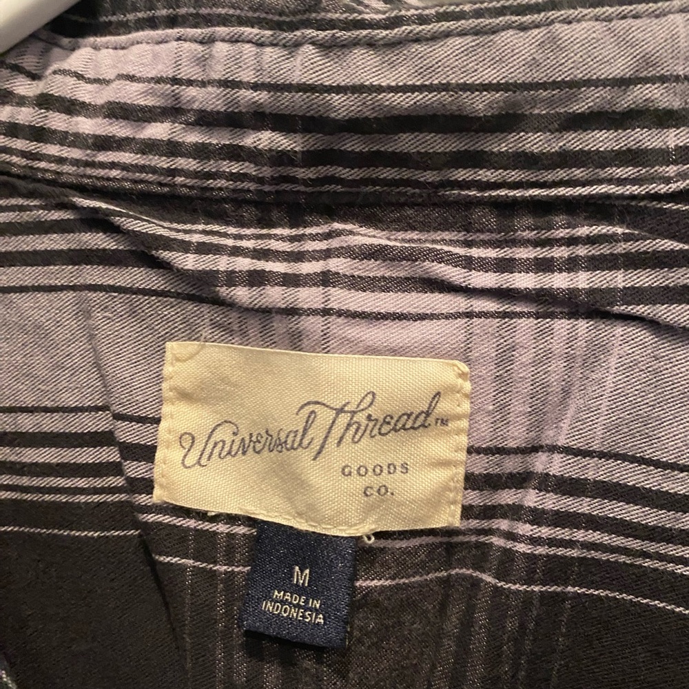 Universal Thread Long Sleeve Button down, Size Medium - Picture 2 of 2